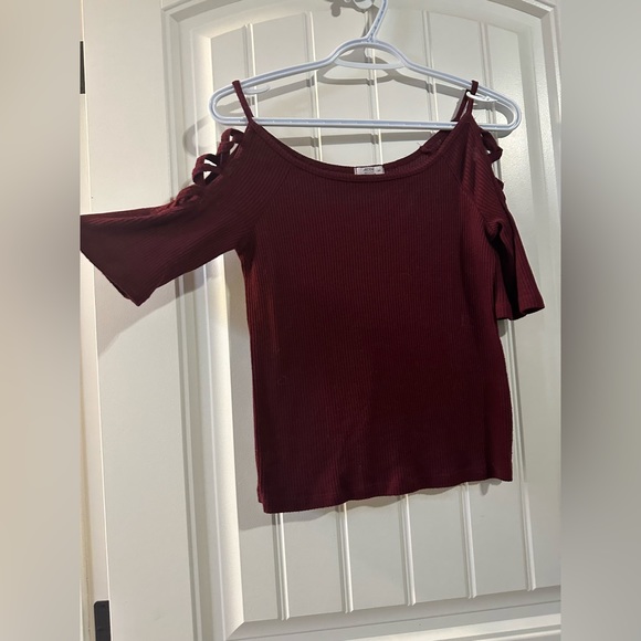 Arden’s open shoulder knit - Picture 2 of 3